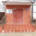 Козырьки также подперли коваными столбами, чтобы со временем не прогибались », - продолжает список выполненных заданий руководитель