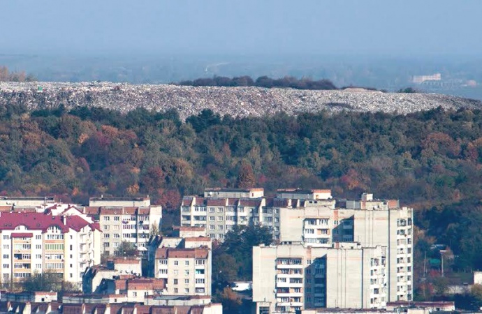 Если с самой высокой точки Львова посмотреть в бинокль в северную сторону, можно с крайними многоэтажками спального района Топольная увидеть серые горы